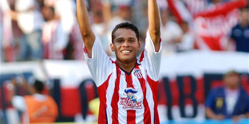 Carlos Bacca vestido de rojiblanco, con la camiseta de Junior.