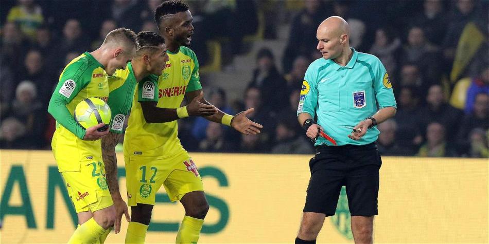 Tony Chapron expulsó al brasileño Diego Carlos, del Nantes.