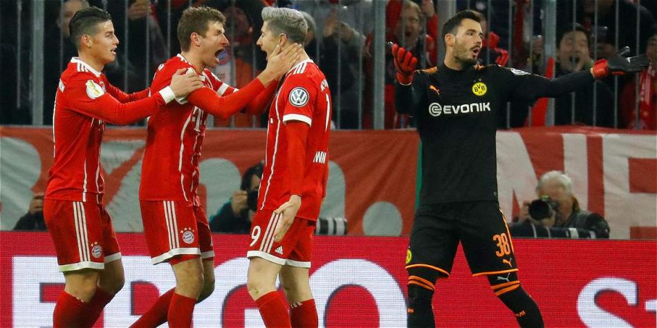 James, Müller y Lewandowski celebran el segundo tanto rojo.