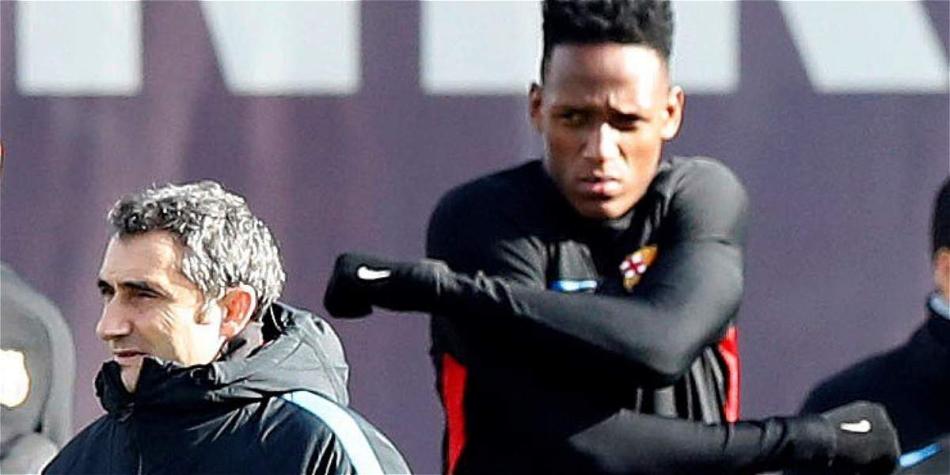 Ernesto Valverde (izq.), entrenador del Barcelona. Al lado, Yerry Mina.