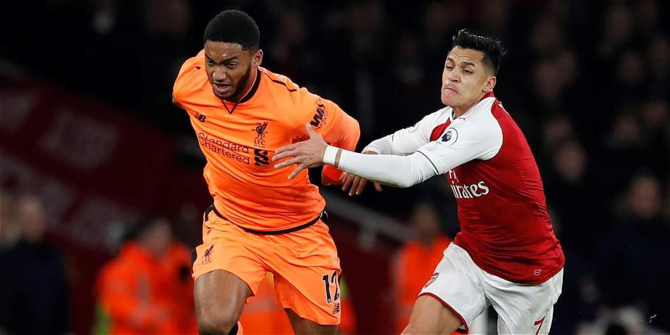 Alexis Sanchez, del Arsenal, en acción contra Joe Gomez, del Liverpool.