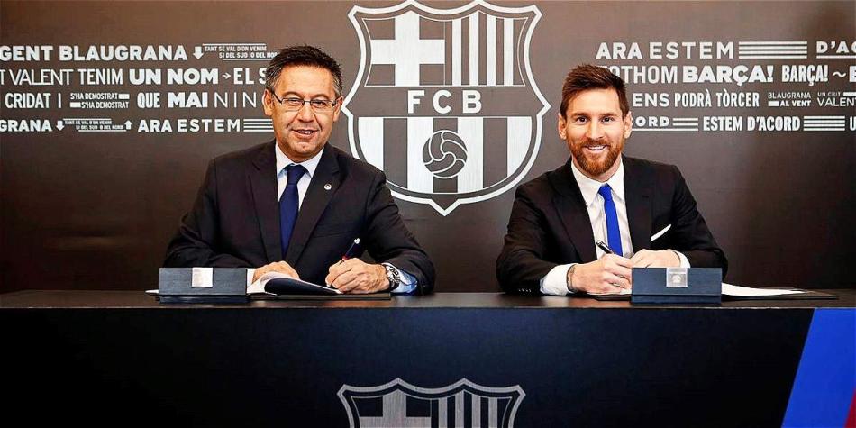 Josep María Bartomeu (izq.) y Lionel Messi (der.), en la firma del contrato.