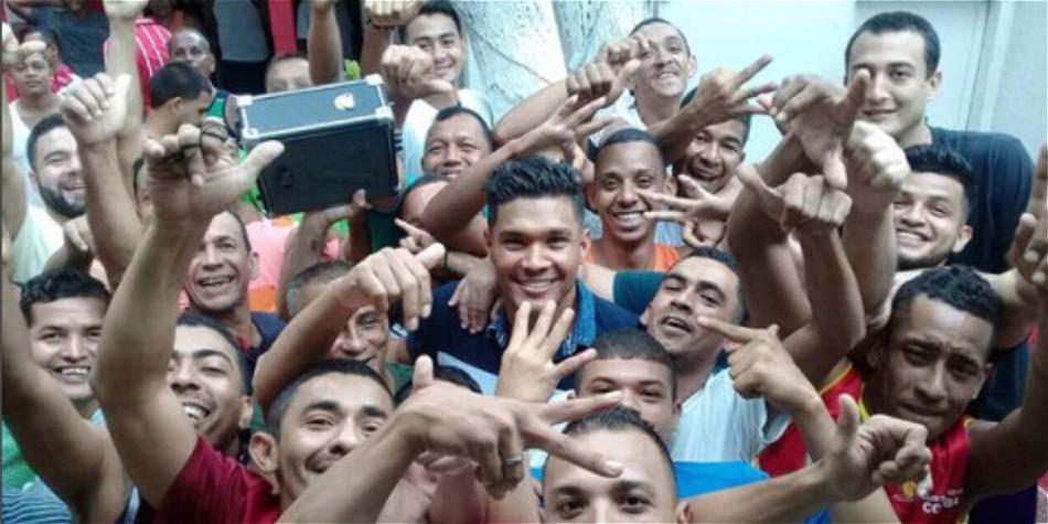 El delantero mostró su humildad y entregó algunos regalos.
