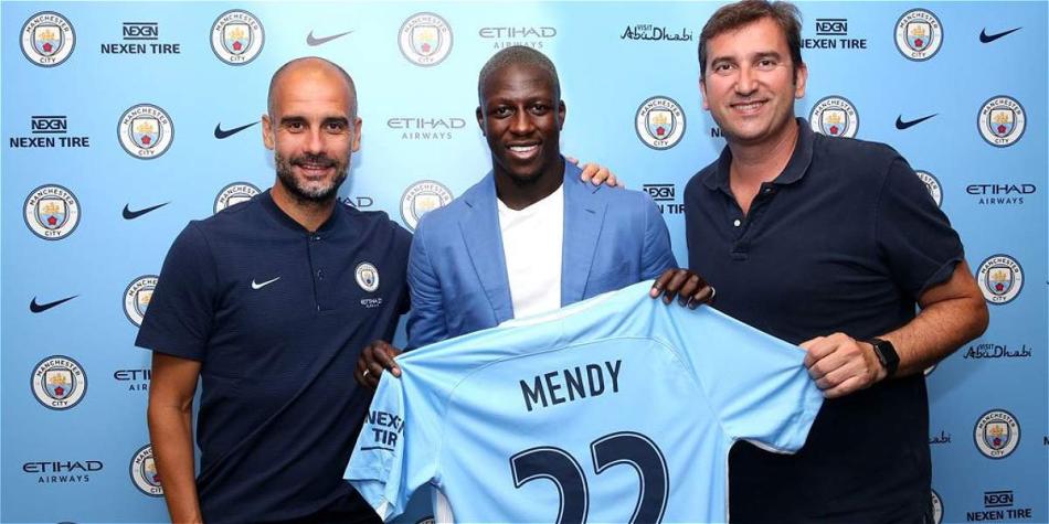 Benjamin Mendy fue recibido por 'Pep' Guardiola y el director técnico del club, Txiki Begiristain.