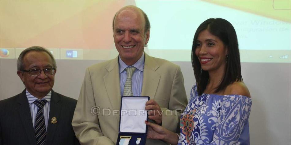 Álvaro Martínez (cen.), presidente del Cali, recibiendo la distinción.