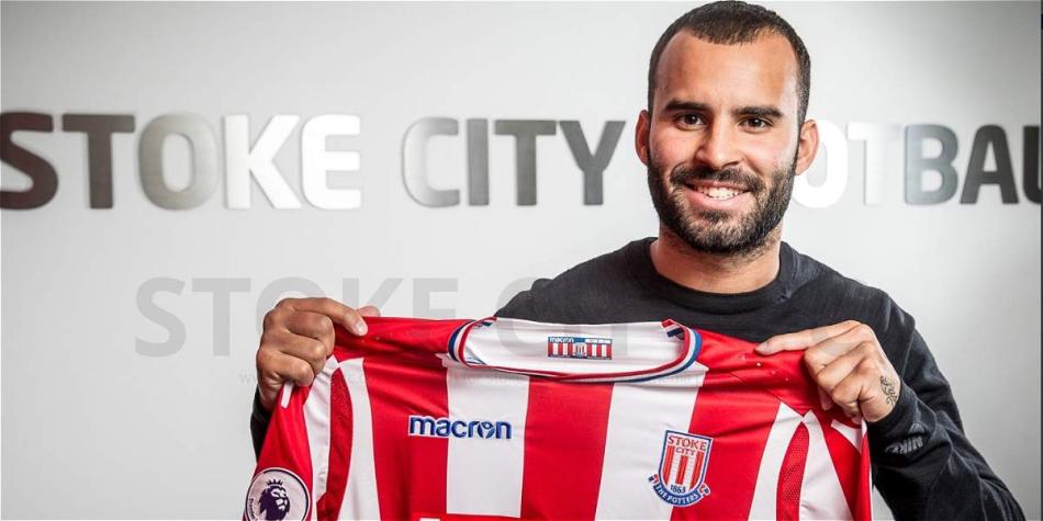 Jesé posa con la nueva camiseta de su equipo.