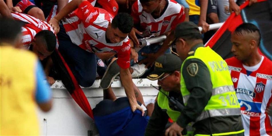 El momento en el que se desprende la baranda de la tribuna norte del estadio metropolitano, luego del segundo gol de Junior.