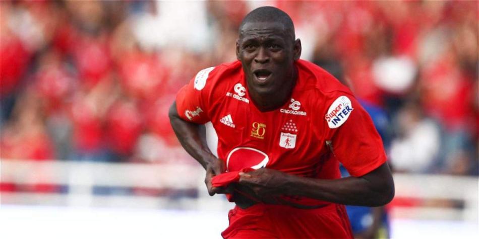 Trabaja para recuperarse de una lesión.
