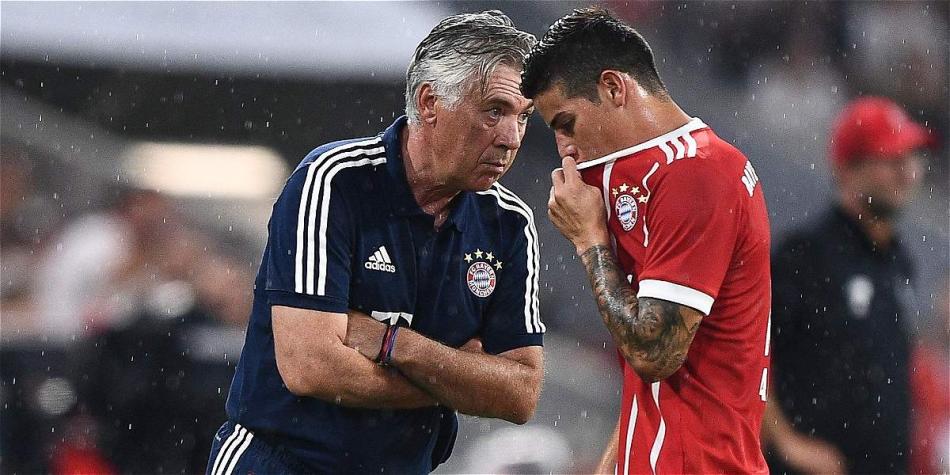Este fue el momento en el que James le comentó al DT Ancelotti sobre su molestia física.