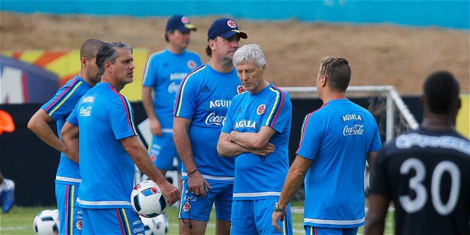 José Pékerman junto a su cuerpo técnico preparando el duelo contra Venezuela del jueves. Foto: GUILLERMO GONZÁLEZ/ETCE.