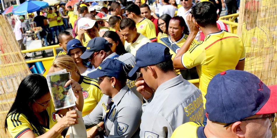 Los hinchas colombianos asistieron desde muy temprano al estadio Metropolitano.