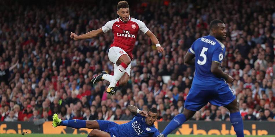 Alex Oxlade-Chamberlain, del Arsenal, disputa el balón con Danny Simpson, del Leicester
