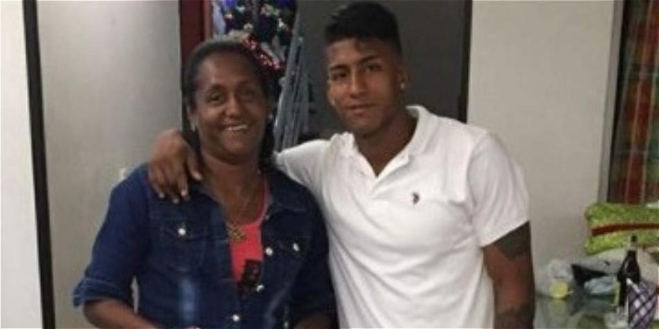 Juntos han logrado el sueño de Santiago: ser futbolista profesional.
