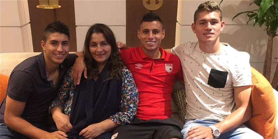 Ellos son los tres amores de un madre muy futbolera.