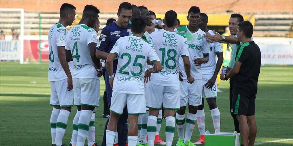 Héctor Cárdenas aprovechó el periodo de rehidratación para ajustar piezas.