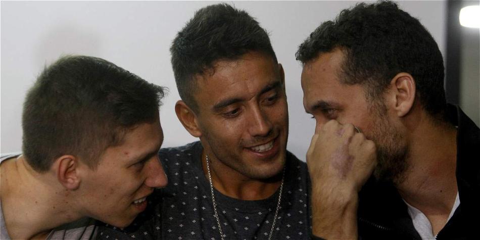 Los tres jugadores sobrevivientes de Chapecoense se presentaron en rueda de prensa.