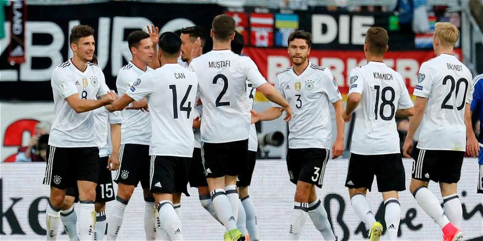 Jugadores de Alemania festejan uno de los goles que le anotaron a San Marino.