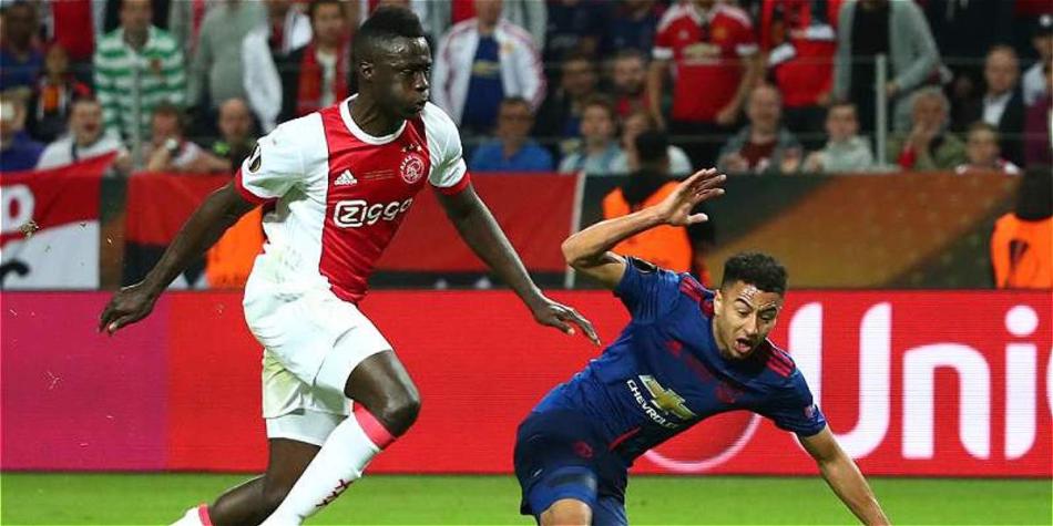 Dávinson Sánchez (izq.) quedó subcampeón de la Europa League con Ajax.