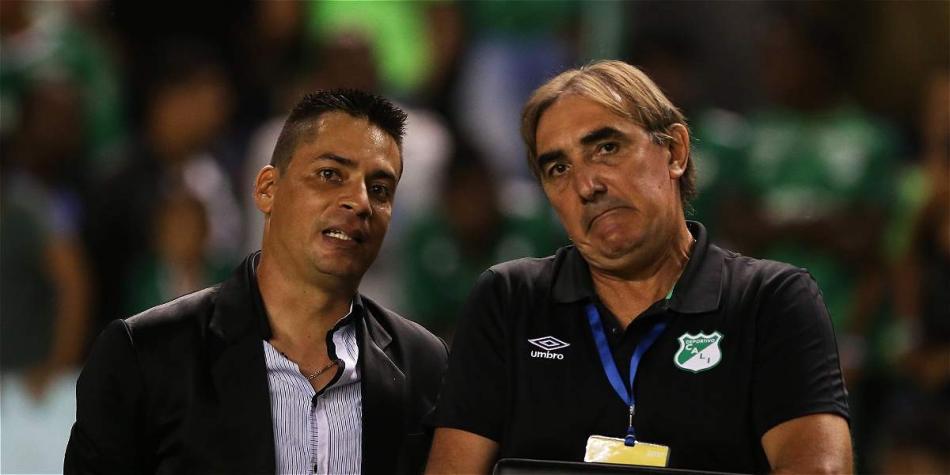 Héctor Cárdenas (izq.), técnico del Cali.