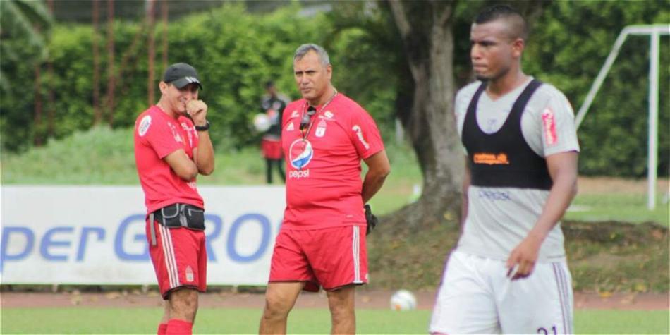 Hernán Torres (cen.) busca una mejoría en este nuevo América de Cali.