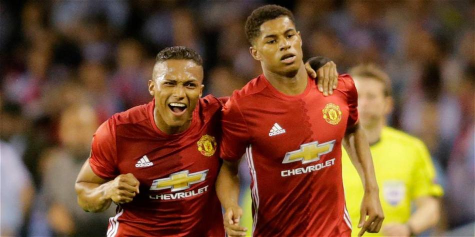 Jugadores del Manchester United festejan el gol que le marcaron al Celta, en Balaídos.