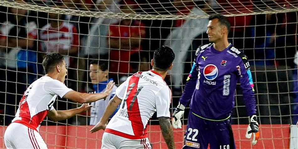 David González (22) se lamenta de los goles que le marcó River a Medellín en el Atanasio.