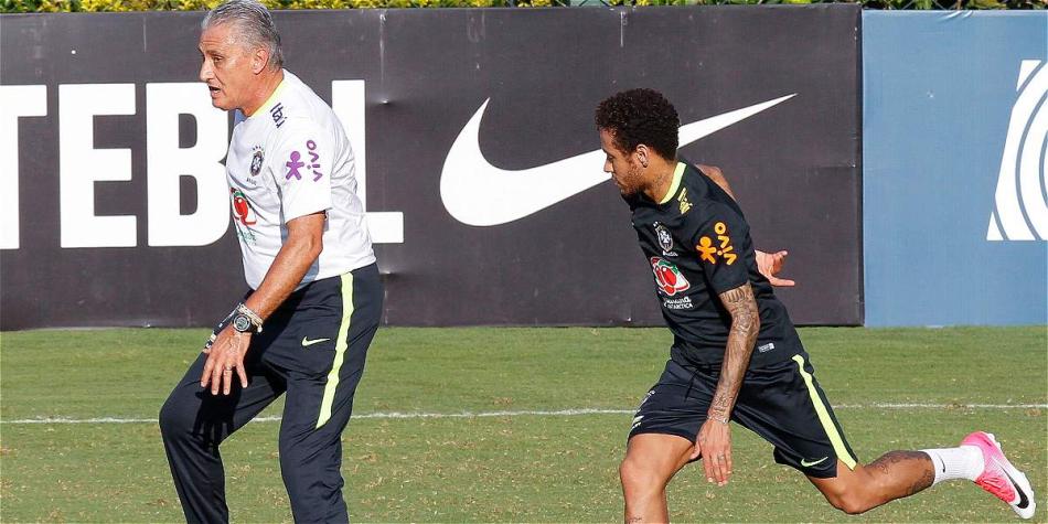 Neymar y el técnico de Brasil, Tite, pasaron un buen rato durante la práctica.