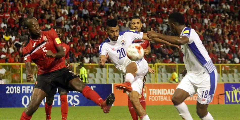 Acción de juego entre Trinidad y Tobago y Panamá, por la tercera jornada del hexagonal final de la Concacaf.