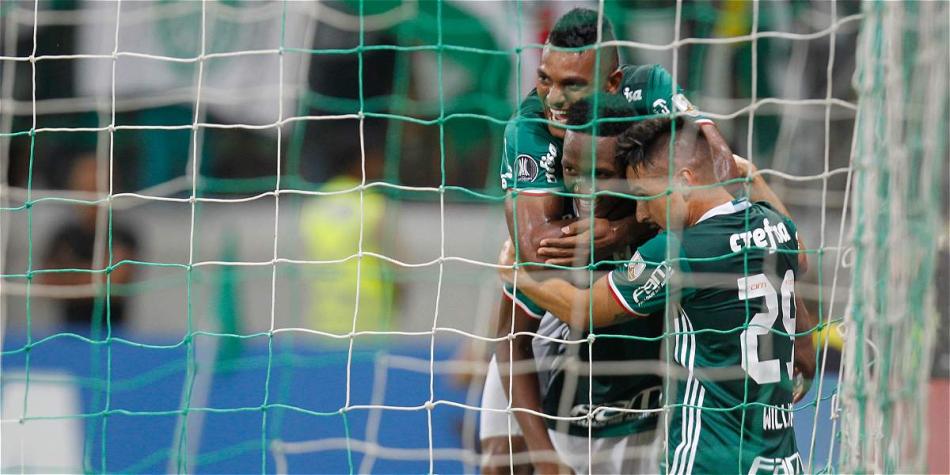 Yerry Mina celebró el tanto con su compatriota Miguel Borja (arriba).