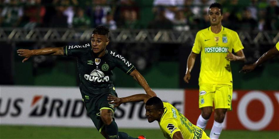 Joao Pedro disputa la pelota con Farid Díaz y atrás observa Felipe Aguilar.