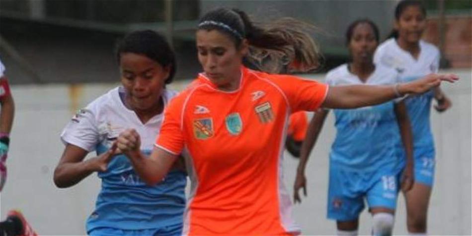 Daniela Montoya (der.), jugadora del Envigado.