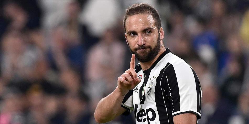 Gonzalo Higuaín enfrentó en varias oportunidades al Barcelona cuando jugaba en el Real Madrid.