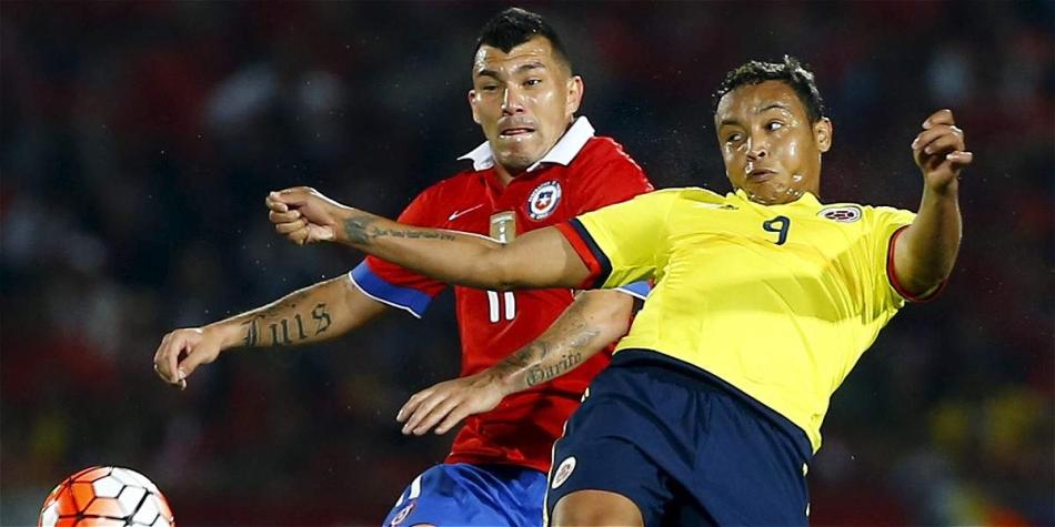 Luis Fernando Muriel (9) le dio el pase gol a James para el 1-1 frente a Chile.