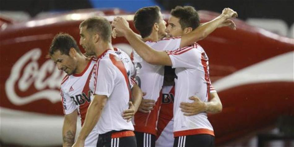 Jugadores de River festejan el gol que le marcaron a Independiente.