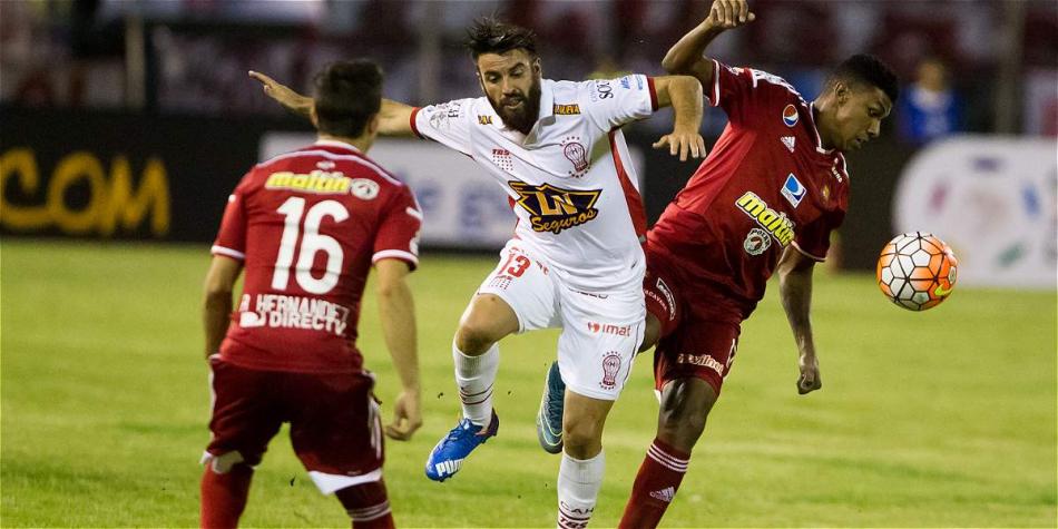 Acción de juego del partido entre Caracas, de Venezuela, y Huracán, de Argentina.