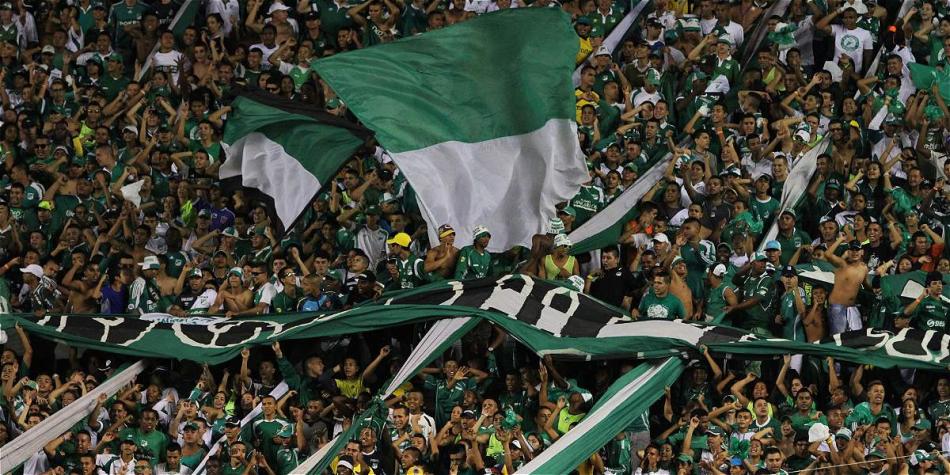 Hinchas de Deportivo Cali en el estadio de Palmaseca.