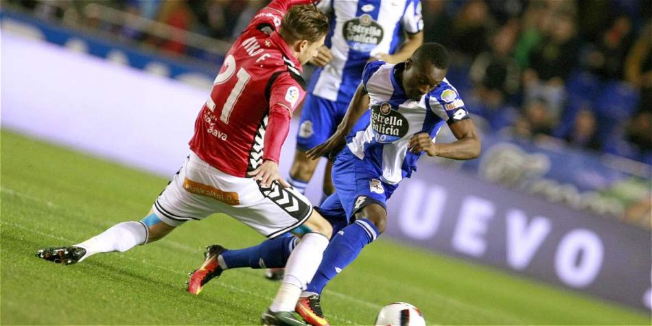 Marlos Moreno (der.) intentó hacerle daño al Alavés con su desborde acostumbrado.