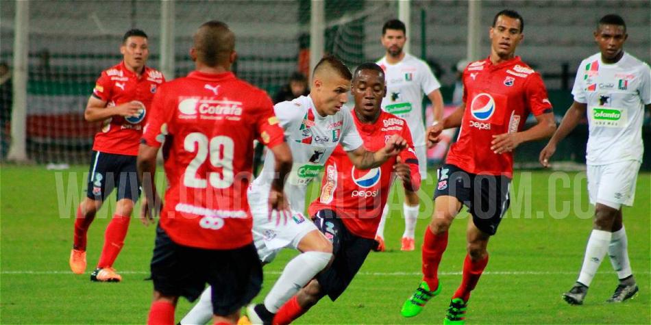 Acción de juego del partido entre Once Caladas y Medellín, por Copa Águila.