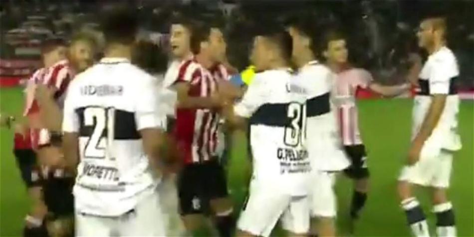 Momento de la pelea entre jugadores de Estudiantes y Gimnasia.
