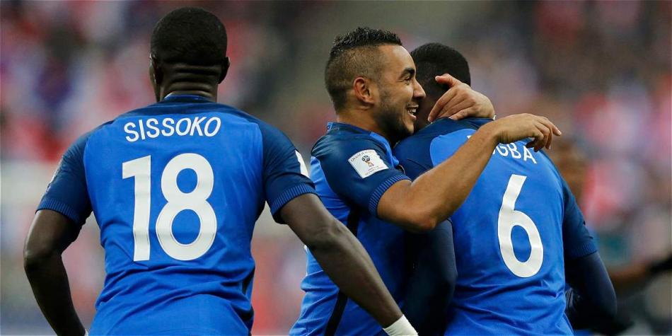 Jugadores de Francia festejan uno de los goles que le marcaron a Suecia.