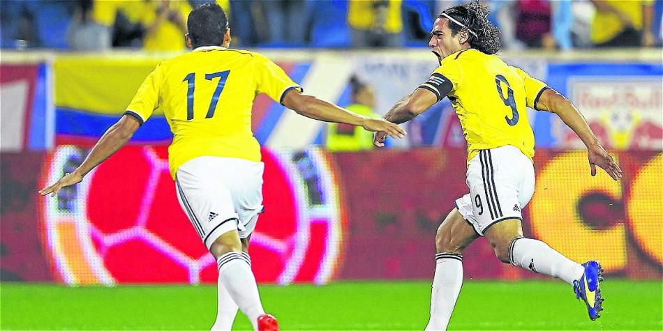 Carlos Bacca (17) y Falcao García (9) celebran el gol frente al Salvador.