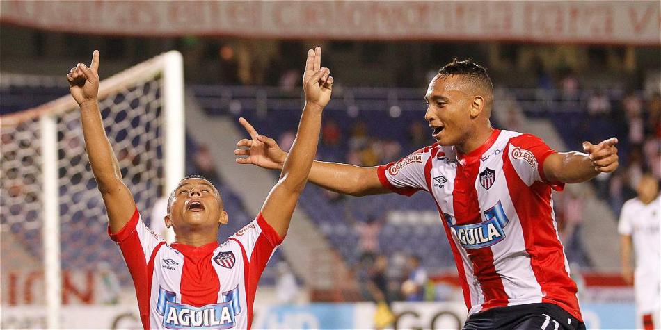 Jarlan Barrera (der.) y Vladimir Hernádez celebrando uno de los cinco goles contra Melgar.