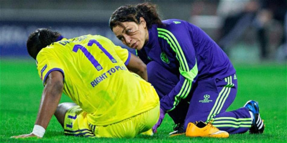 Eva Carneiro (der.) médica del Chelsea.