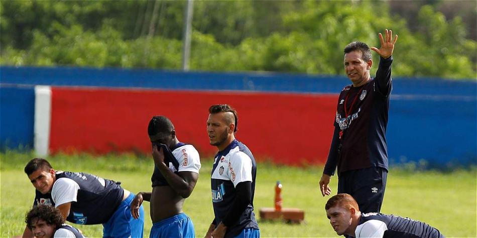 Álex Acosta (de pie), preparador físico de Junior.