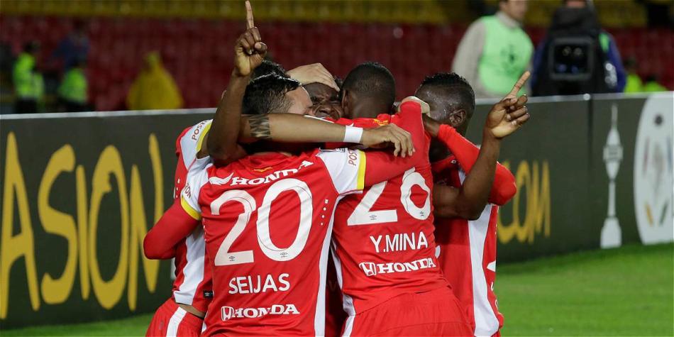 Jugadores de Santa Fe celebrando el gol de Mosquera, en la ida de los cuartos contra Internacional.