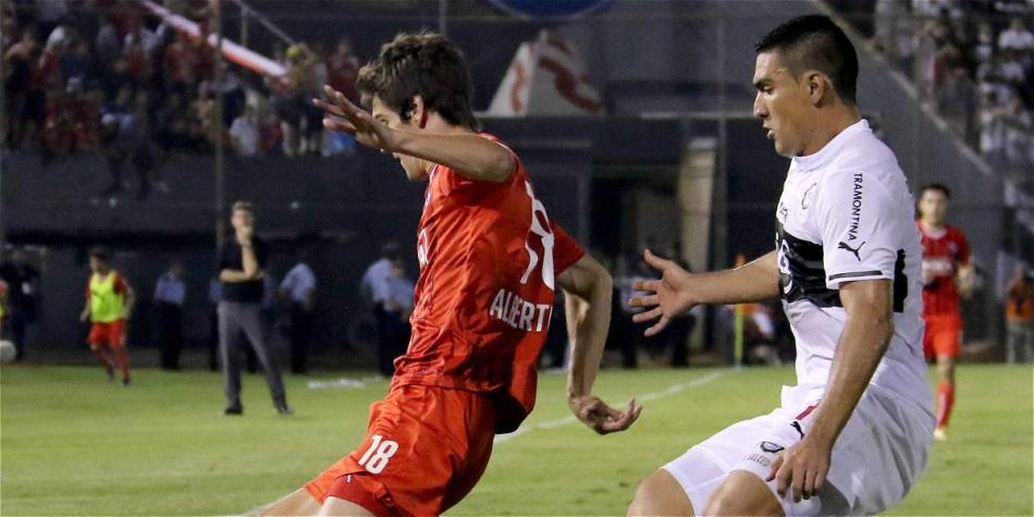 Lucas Albertengo (izq.), durante el encuentor contra Olimpia.