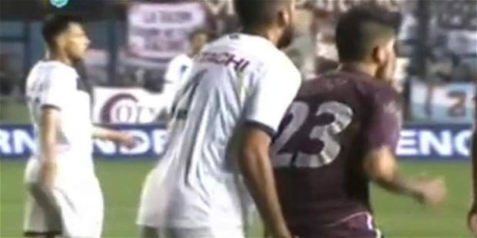 Momento de la agresión del jugador de Vélez.
