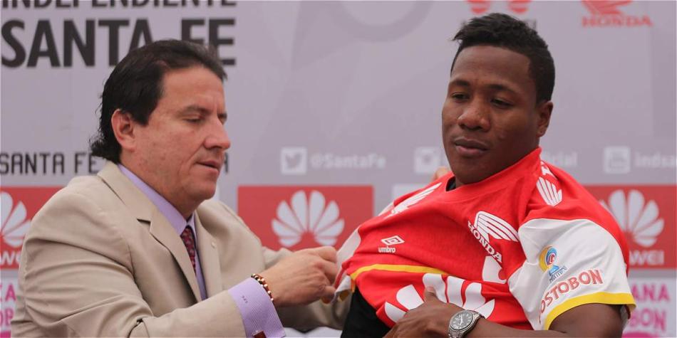 Angulo (der.), con la camiseta de Santa Fe y junto a César Pastrana, presidente del club.