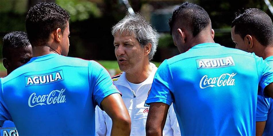 Carlos 'Piscis' Restrepo (cen.), entrenador de la Selección Colombia Sub-23.