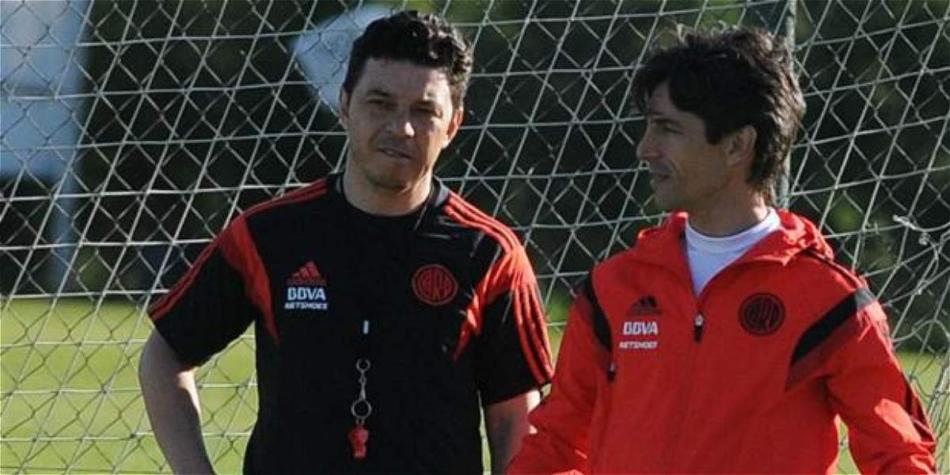 Marcelo Gallardo (izq.), entrenador de River Plate.